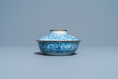 Een Chinese blauw-witte 'Bleu de Hue' dekselkom voor de Vietnamese markt, 19e eeuw