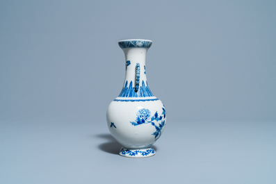 Een Chinese blauw-witte vaas met een vogel bij bloesems, Qianlong merk, 19e eeuw