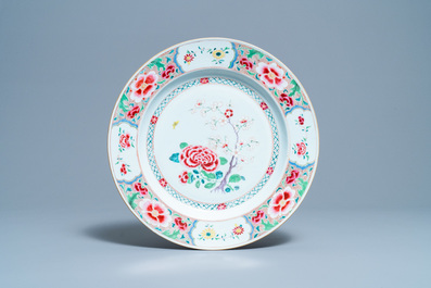 Une paire de grands plats en porcelaine de Chine famille rose, Yongzheng/Qianlong