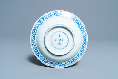 Une assiette en porcelaine de Chine en bleu et blanc &agrave; d&eacute;cor de deux cerfs, Ming