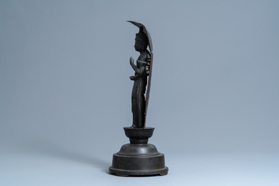 Une figure de Kanzeon Bosatsu en bronze et cuivre &agrave; base inscrite, Edo