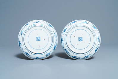 Een paar Japanse blauw-witte Arita borden met herten in Kakiemon-stijl, Edo, 17/18e eeuw