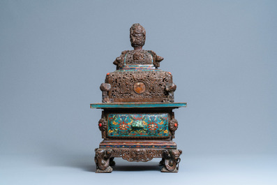 Een grote Chinese cloisonn&eacute; wierookbrander met inlegwerk van jade, koraal en turkoois, 19e eeuw