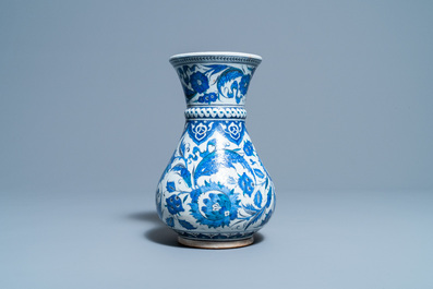 Een blauw-witte vaas in Iznik-stijl, wellicht Samson, Frankrijk, 19e eeuw