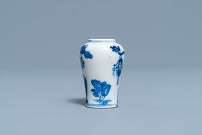 Une tabati&egrave;re en porcelaine de Chine en bleu et blanc, marque de Yongzheng, 18/19&egrave;me