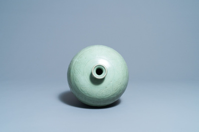 Un vase de forme 'meiping' en porcelaine de Chine c&eacute;ladon de Longquan &agrave; d&eacute;cor des 'Trois amis de l'hiver', Ming
