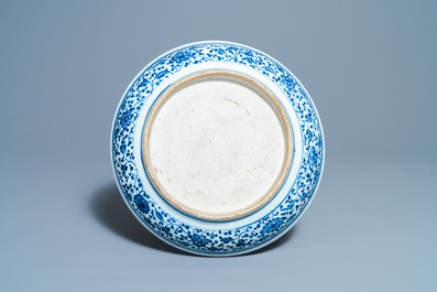 Un plat en porcelaine de Chine en bleu et blanc &agrave; d&eacute;cor de rinceaux floraux de style Ming, Qianlong