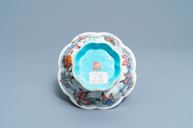 Un bol lob&eacute; en porcelaine de Chine famille rose, marque et &eacute;poque de Tongzhi