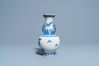 Een Chinese blauw-witte vaas met een vogel bij bloesems, Qianlong merk, 19e eeuw