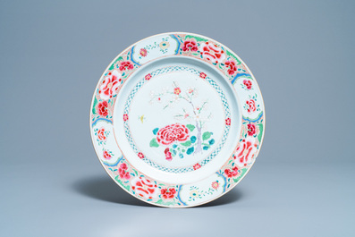 Une paire de grands plats en porcelaine de Chine famille rose, Yongzheng/Qianlong