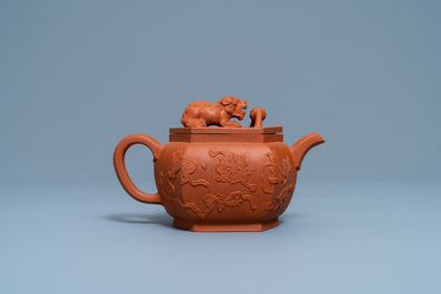 Een Chinese hexagonale Yixing steengoed theepot met deksel, Kangxi