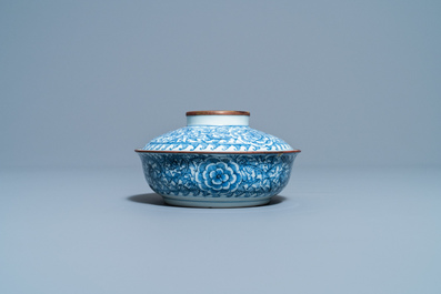 Een Chinese blauw-witte 'Bleu de Hue' dekselkom voor de Vietnamese markt, 19e eeuw