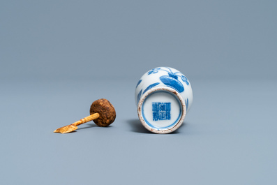 Een Chinese blauw-witte snuiffles, Yongzheng merk, 18/19e eeuw