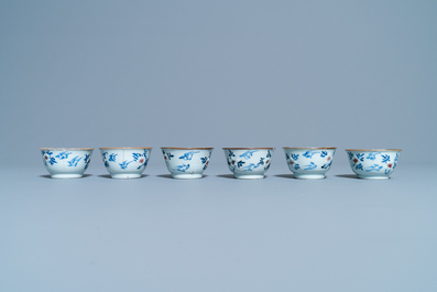 Zes Chinese blauw-witte en koperrode koppen en schotels, Kangxi
