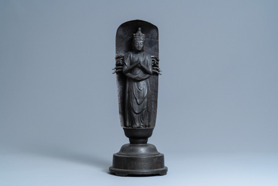 Une figure de Kanzeon Bosatsu en bronze et cuivre &agrave; base inscrite, Edo