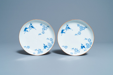 Une paire d'assiettes en porcelaine Arita de Japon en bleu et blanc de style Kakiemon, Edo, 17/18&egrave;me