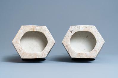 Une paire de vases de forme hexagonale en porcelaine de Chine qianjiang cai, 19/20&egrave;me