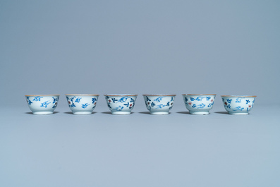 Six tasses et soucoupes en porcelaine de Chine en bleu, blanc et rouge de fer, Kangxi
