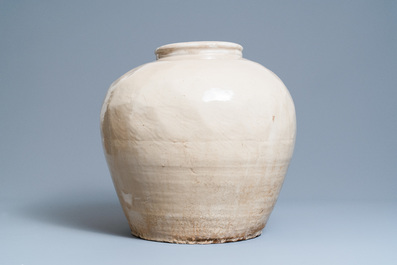 A large Chinese monochrome cream-glazed bulbous vase, 18/19th C.