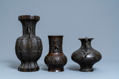 Trois vases archa&iuml;ques en bronze, Chine, 18/19&egrave;me