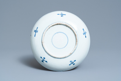 Une coupe en porcelaine de Chine en bleu et blanc &agrave; d&eacute;cor d'un dragon, Wanli