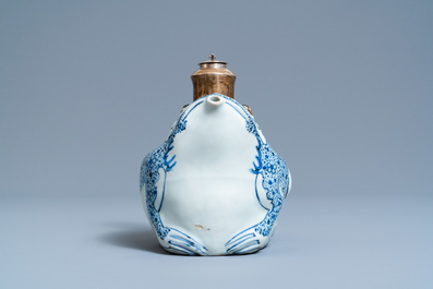 Een Chinese met zilver gemonteerde blauw-witte kendi in de vorm van een kikker, Wanli