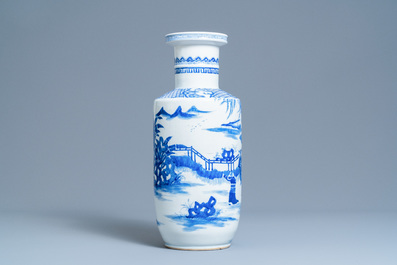 Un vase de forme rouleau en porcelaine de Chine en bleu et blanc, marque de Kangxi, 19/20&egrave;me