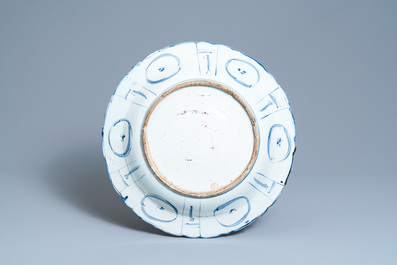 Un tr&egrave;s grand plat en porcelaine de Chine en bleu et blanc de type kraak &agrave; d&eacute;cor d'oiseaux, Wanli