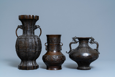 Trois vases archa&iuml;ques en bronze, Chine, 18/19&egrave;me