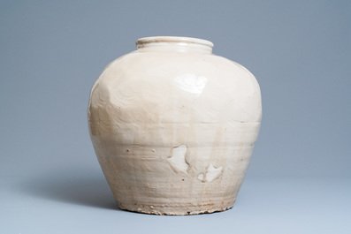 Een grote Chinese monochrome bolle vaas met cr&egrave;mekleurig glazuur, 18/19e eeuw