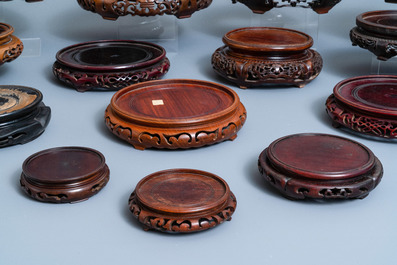 Veertien opengewerkte ronde Chinese houten sokkels, 19/20e eeuw