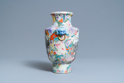 Un vase en porcelaine de Chine famille rose &agrave; d&eacute;cor de paysages en grisaille sur un fond de millefleurs, marque de Qianlong, R&eacute;publique