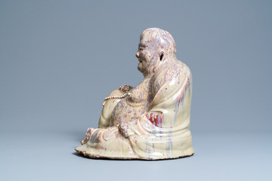 Une tr&egrave;s grande figure de Bouddha en gr&egrave;s porcelaineux &agrave; &eacute;mail flamb&eacute; dite 'de Shiwan', 18/19&egrave;me