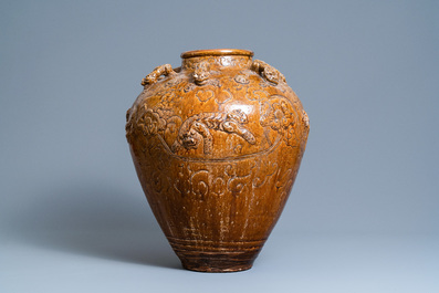 Une grande jarre de type martaban en gr&egrave;s &eacute;maill&eacute; brun &agrave; d&eacute;cor appliqu&eacute; de lions bouddhistes, Ming