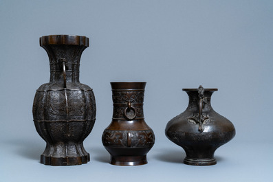 Drie Chinese archa&iuml;sche bronzen vazen, 18/19e eeuw