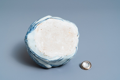 Un kendi en forme de grenouille en porcelaine de Chine en bleu et blanc &agrave; monture en argent, Wanli