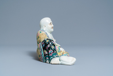 Une figure de Bouddha en porcelaine de Chine famille rose, marque en creux, R&eacute;publique