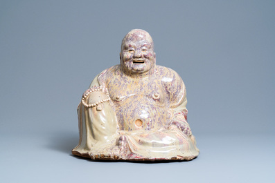 Une tr&egrave;s grande figure de Bouddha en gr&egrave;s porcelaineux &agrave; &eacute;mail flamb&eacute; dite 'de Shiwan', 18/19&egrave;me