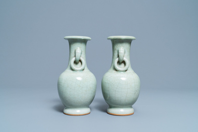 Une paire de vases en porcelaine de Chine c&eacute;ladon monochrome &agrave; fond craquel&eacute;, 19&egrave;me