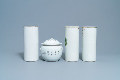 Trois porte-chapeaux et un pot couvert en porcelaine de Chine qianjiang cai, 19/20&egrave;me