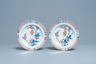Four Chinese Imari-style plates, a large teapot and six cups and saucers, Kangxi/Qianlong