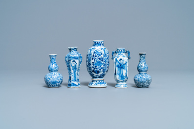 Une collection de vases en porcelaine de Chine en bleu et blanc, Kangxi