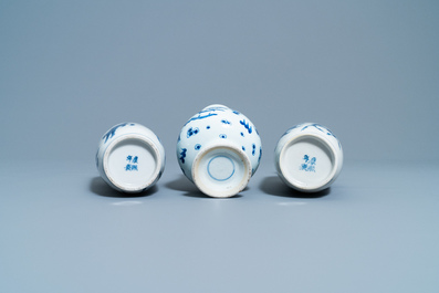 Une paire de vases de forme rouleau et un vase en forme de poire en porcelaine de Chine en bleu et blanc, 19/20&egrave;me