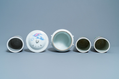 Trois porte-chapeaux et un pot couvert en porcelaine de Chine qianjiang cai, 19/20&egrave;me