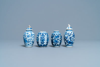 Une collection de vases en porcelaine de Chine en bleu et blanc, Kangxi