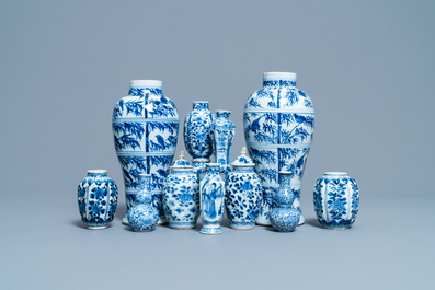Une collection de vases en porcelaine de Chine en bleu et blanc, Kangxi
