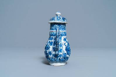 Een hoge Chinese blauw-witte theepot met deksel, Kangxi