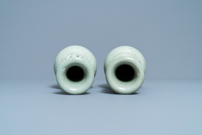 Une paire de vases en porcelaine de Chine c&eacute;ladon monochrome &agrave; fond craquel&eacute;, 19&egrave;me