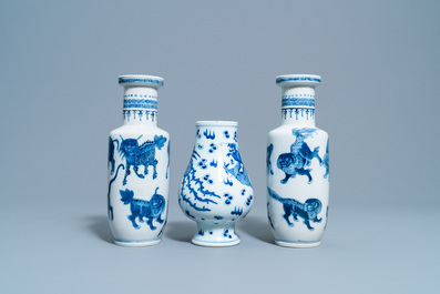 Une paire de vases de forme rouleau et un vase en forme de poire en porcelaine de Chine en bleu et blanc, 19/20&egrave;me