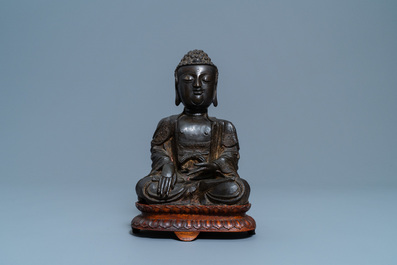 Une figure de Bouddha en bronze, Chine, Ming